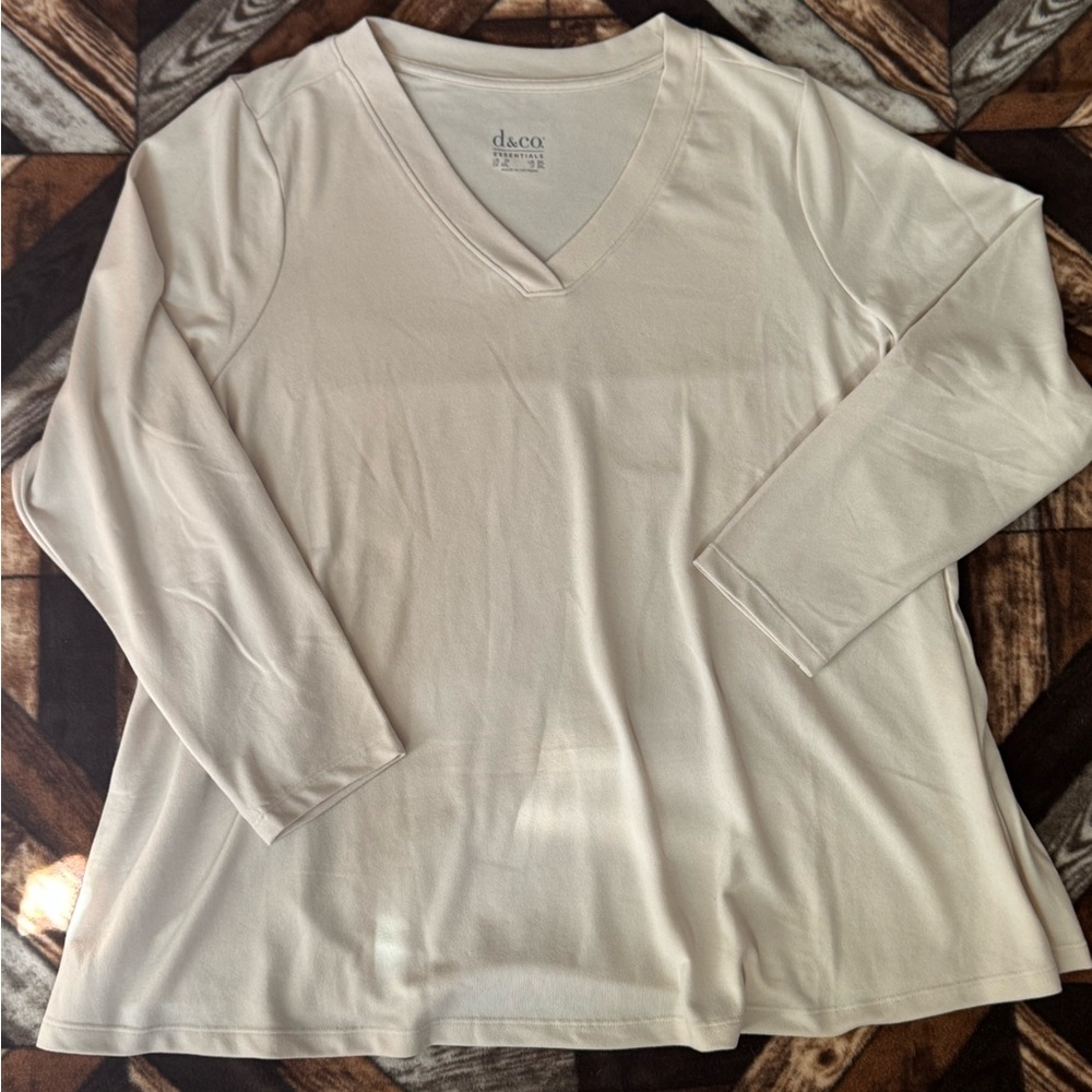d&co Cream V-Neck Long Sleeve Top